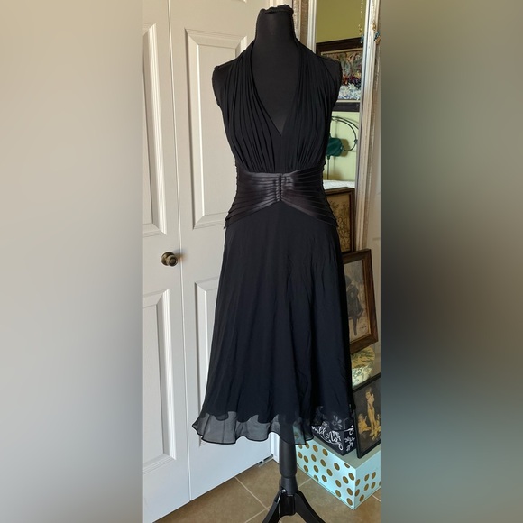 Tadashi Shoji | Silk Chiffon Halter Party Dress.  Size 2. Feminine. Black tie - Picture 3 of 11